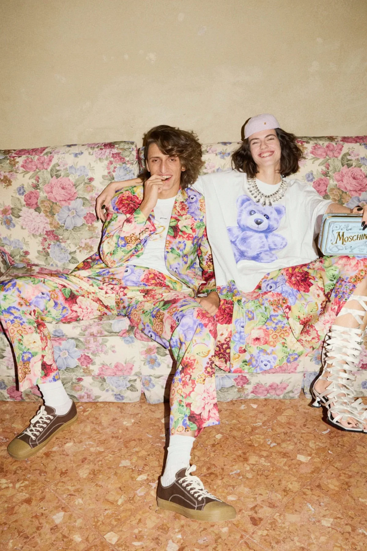 La collection Moschino automne 2025 offre une vision ludique de la mode masculine