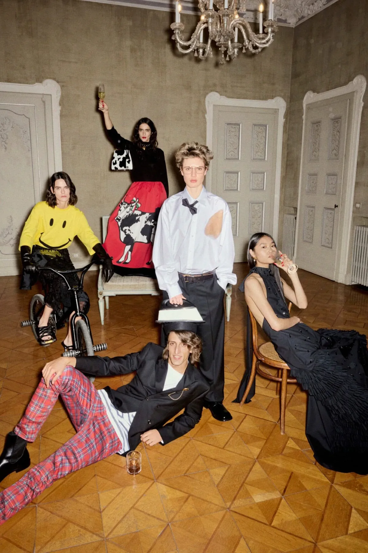 La collection Moschino automne 2025 offre une vision ludique de la mode masculine