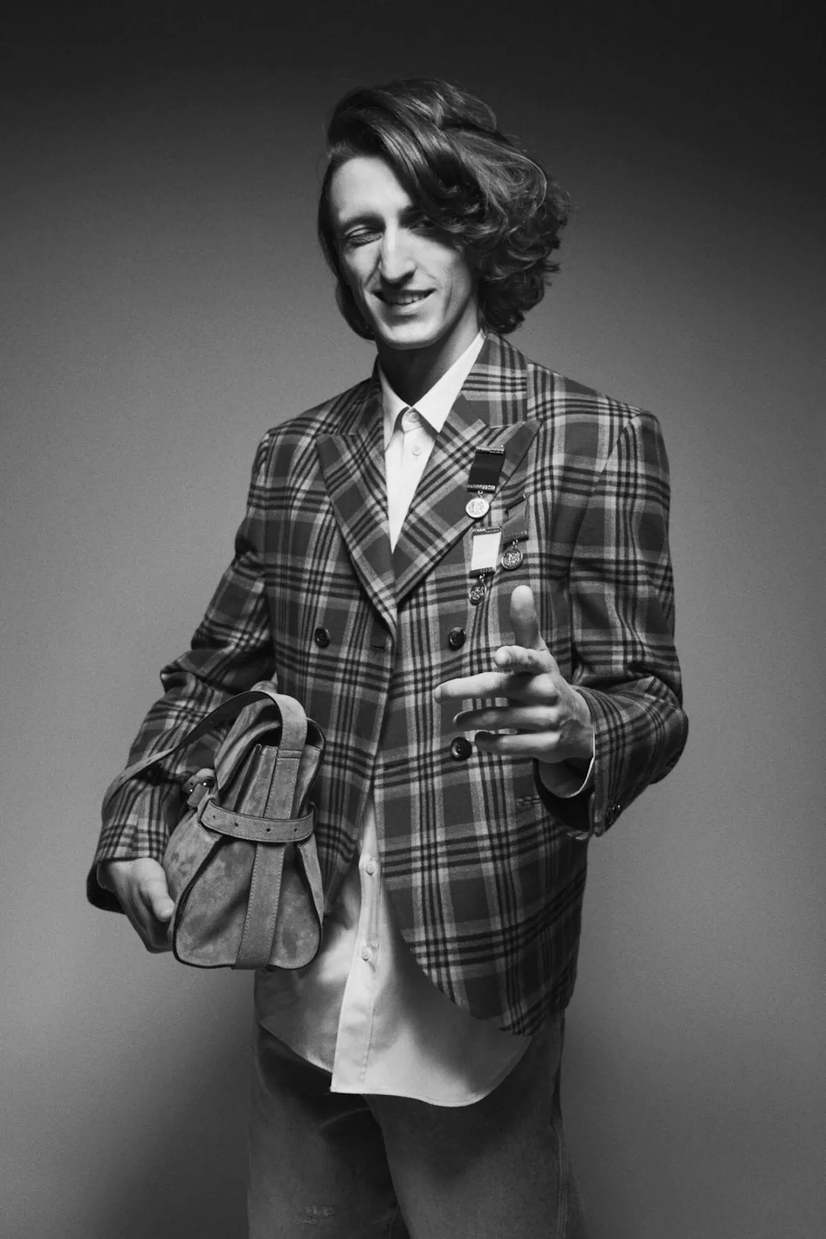 La collection Moschino automne 2025 offre une vision ludique de la mode masculine