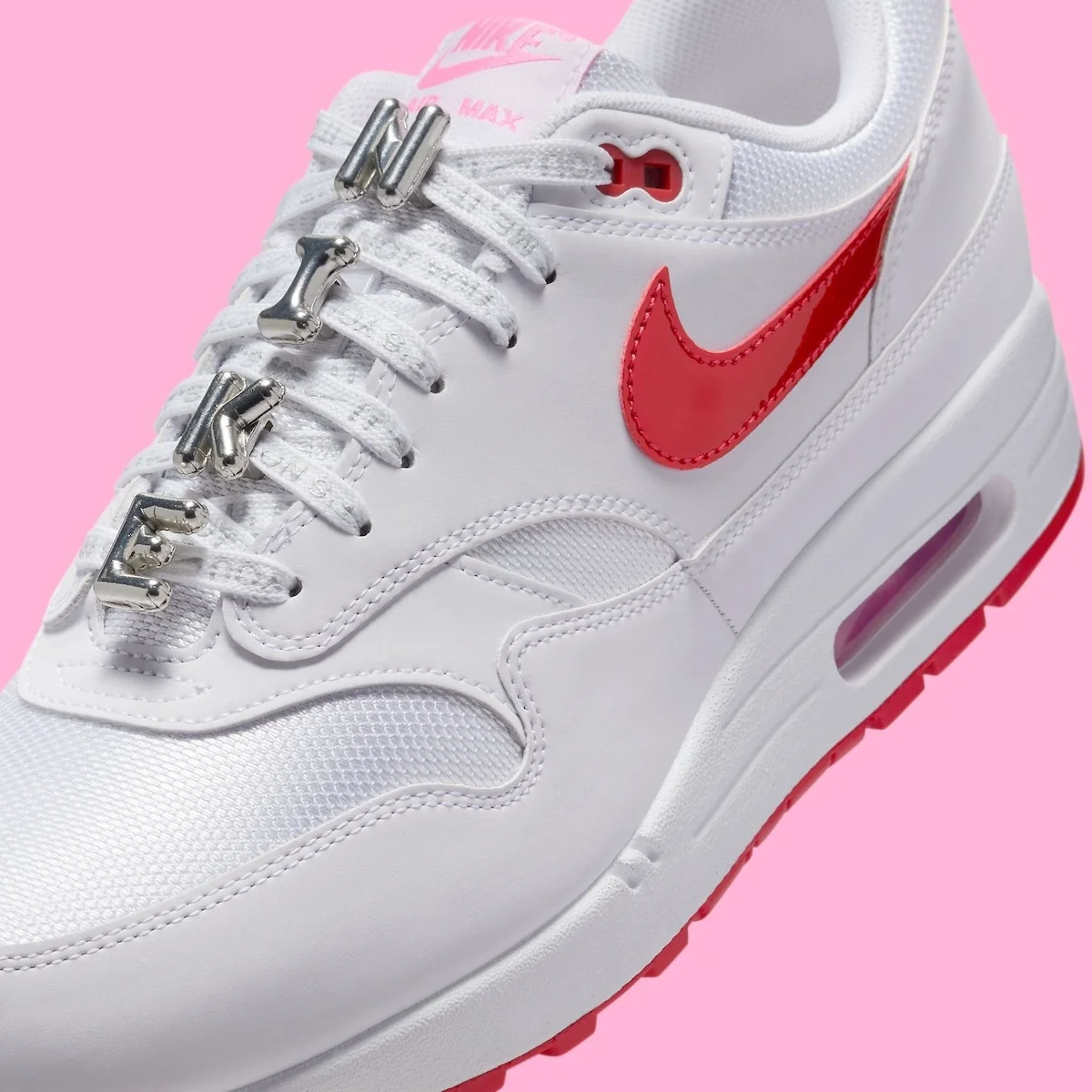 Nike Air Max 1 Valentines Day White 7 La Nike Air Max 1 « Valentine's Day » Blanche célèbre le romantisme avec un design inspiré des ballons