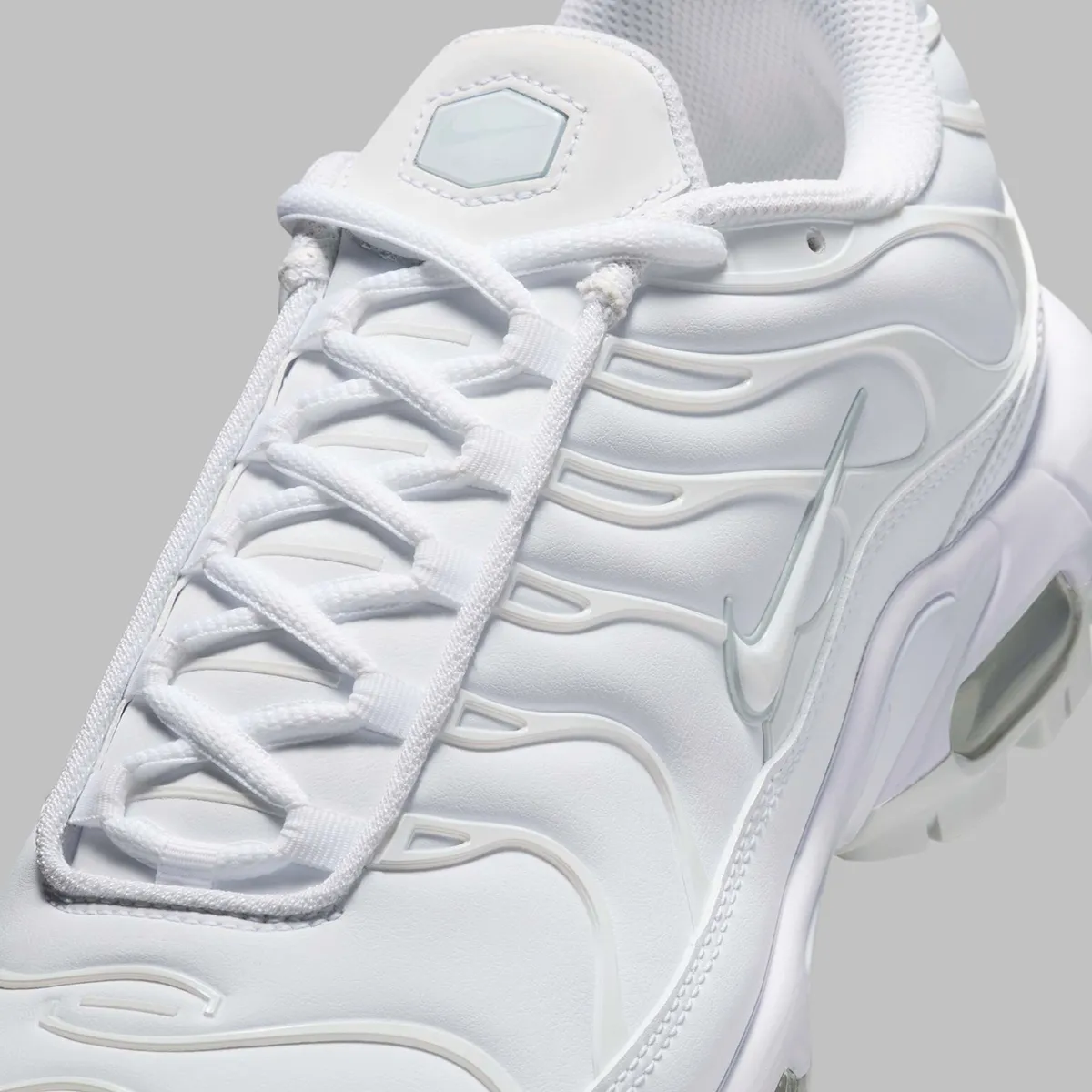 La Nike Air Max Plus " Triple White " se met au golf