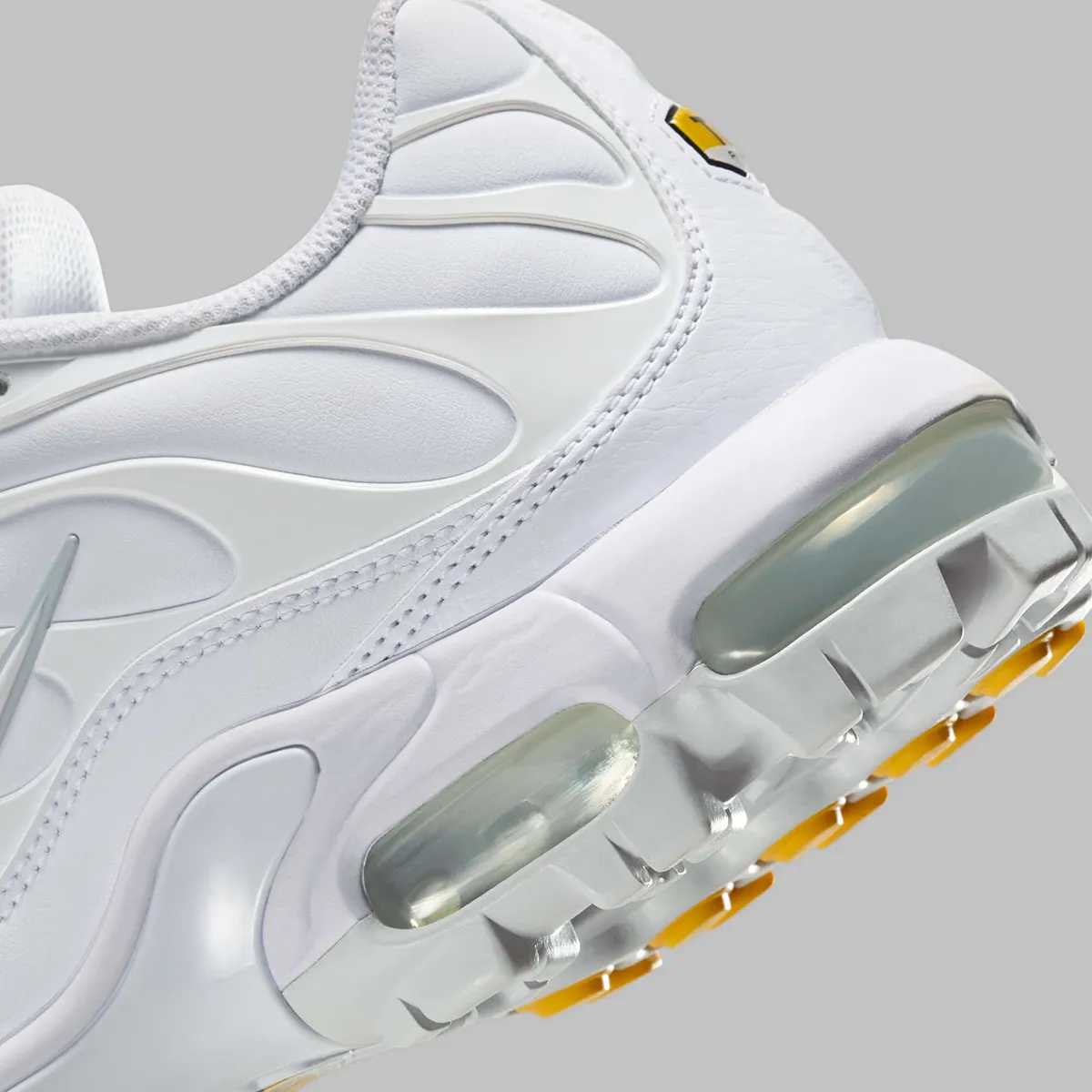 La Nike Air Max Plus " Triple White " se met au golf