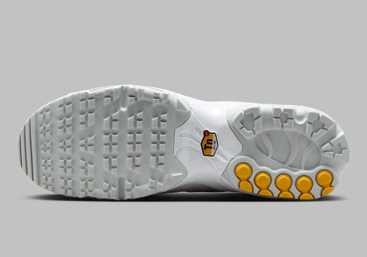 La Nike Air Max Plus " Triple White " se met au golf