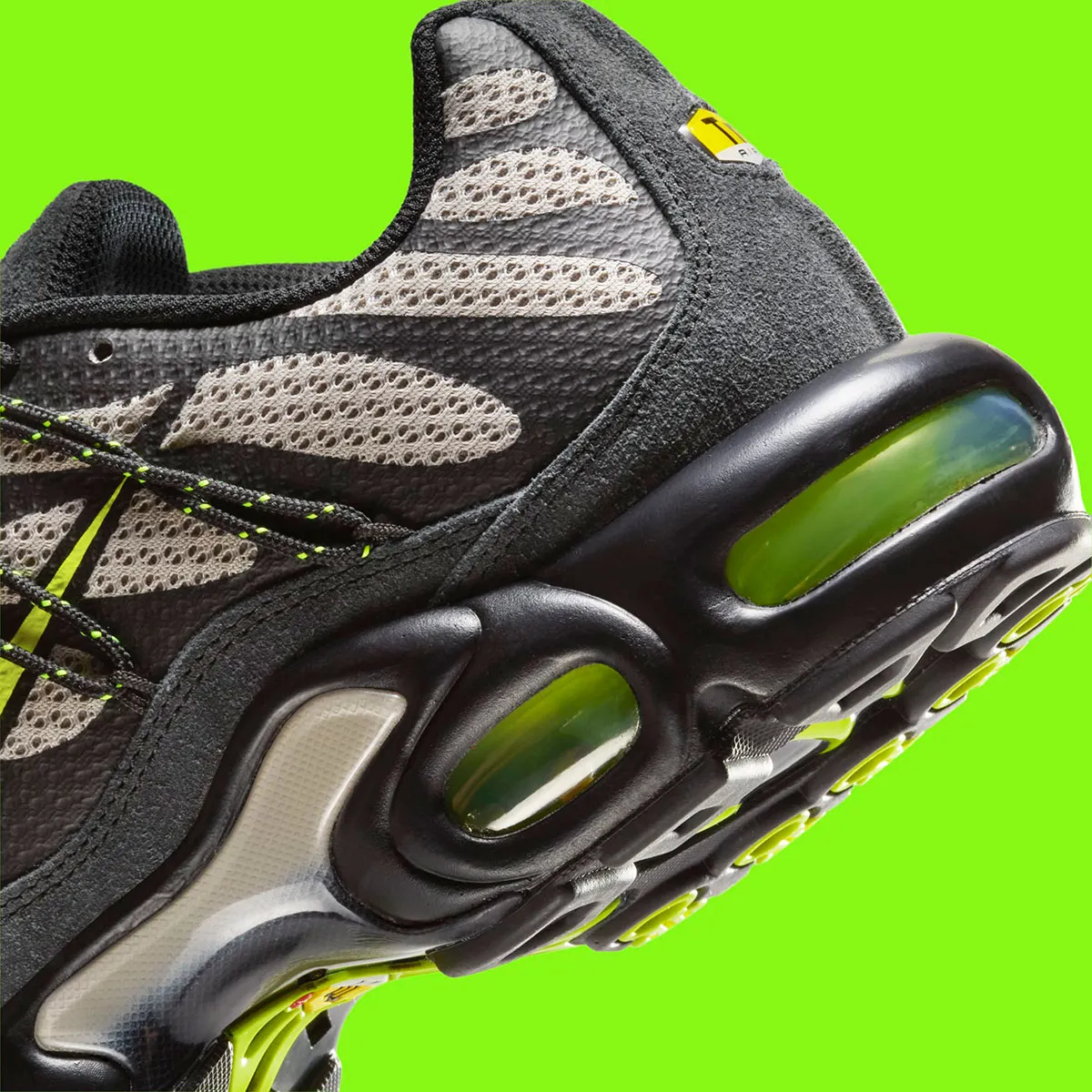 La Nike Air Max Plus Utility « Black/Grey/Volt » arrivera en 2025