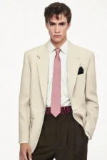 Saint Laurent Spring Summer 2025 1 SAINT LAURENT Printemps 2025 réinterprète les classiques de la mode masculine avec une touche de modernité