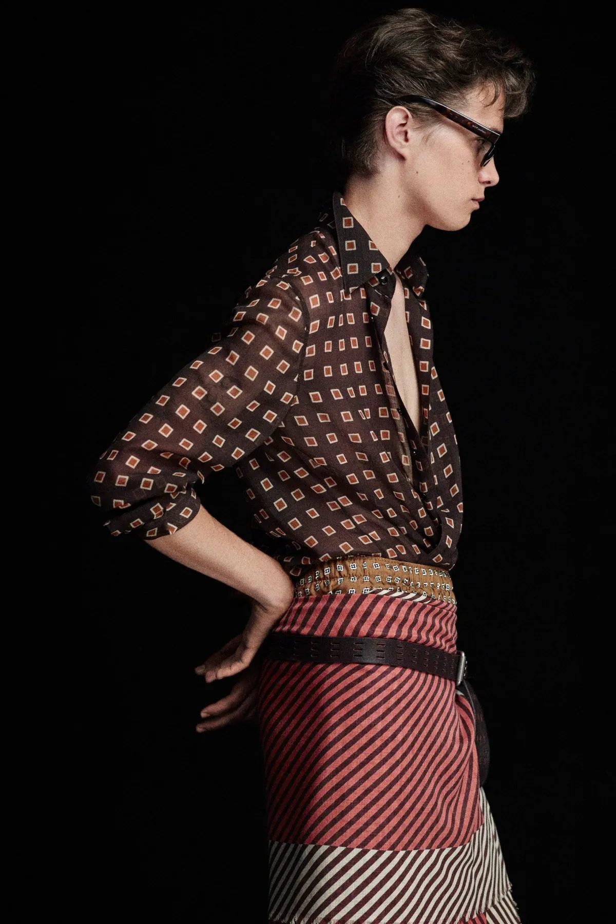 SAINT LAURENT Printemps 2025 réinterprète les classiques de la mode masculine avec une touche de modernité