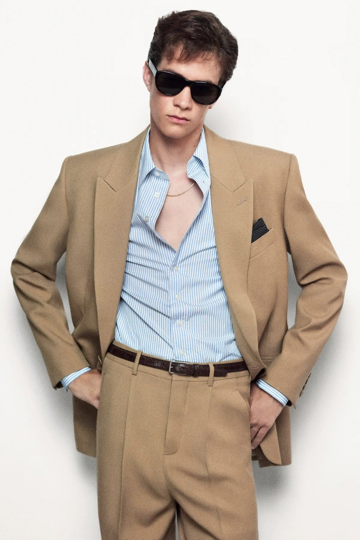 SAINT LAURENT Printemps 2025 réinterprète les classiques de la mode masculine avec une touche de modernité