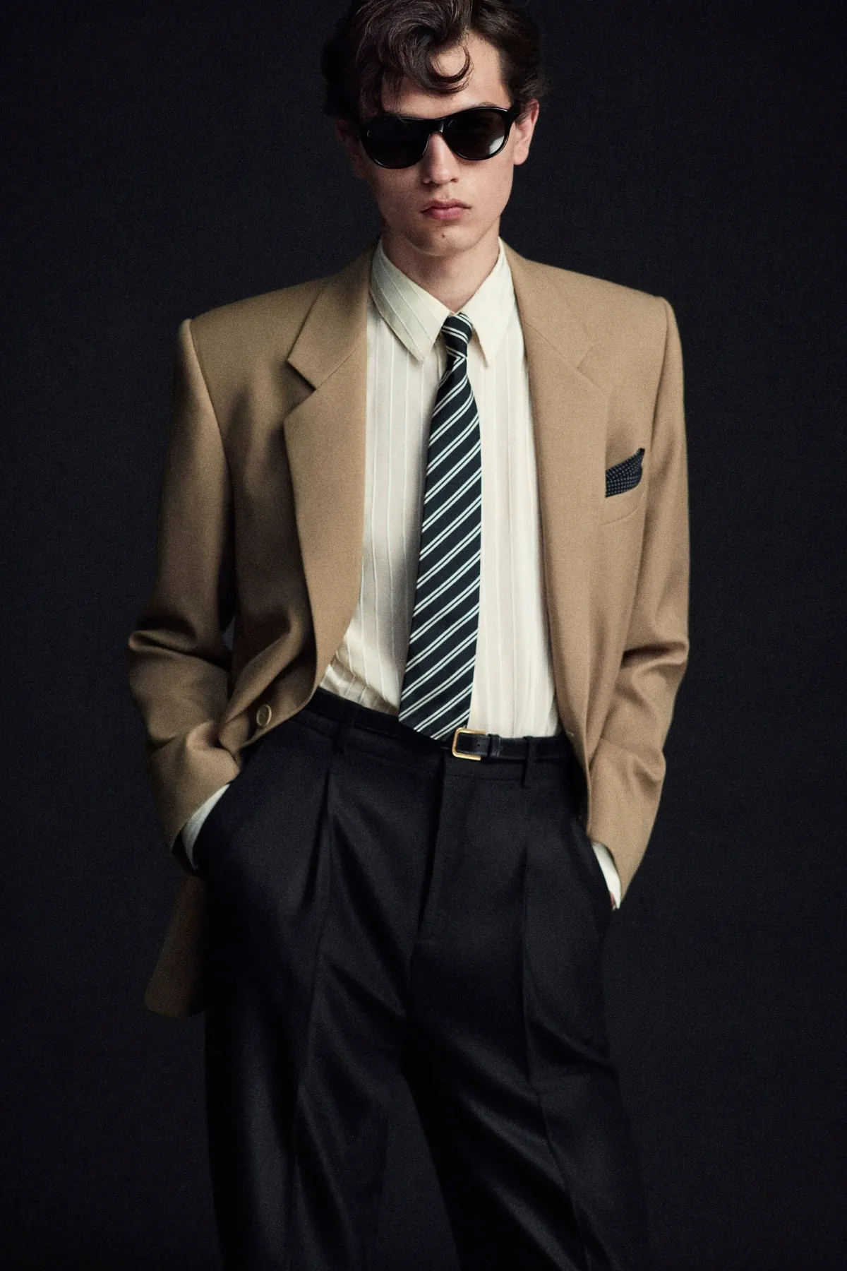 SAINT LAURENT Printemps 2025 réinterprète les classiques de la mode masculine avec une touche de modernité