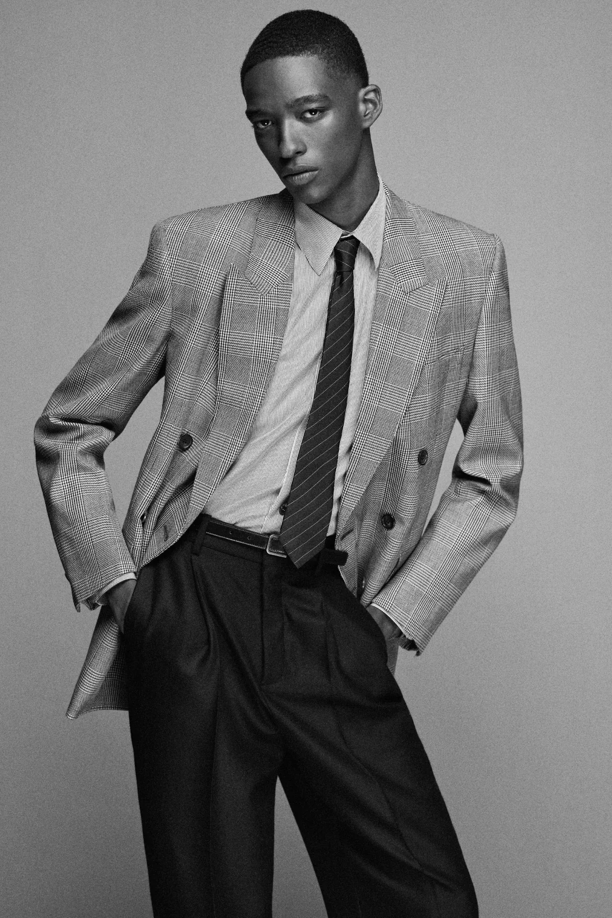 SAINT LAURENT Printemps 2025 réinterprète les classiques de la mode masculine avec une touche de modernité