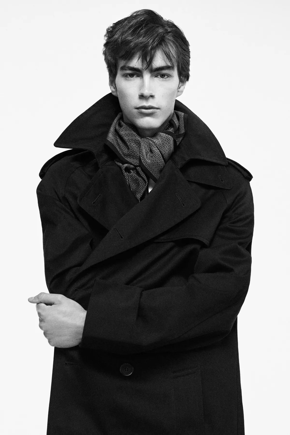 SAINT LAURENT Printemps 2025 réinterprète les classiques de la mode masculine avec une touche de modernité