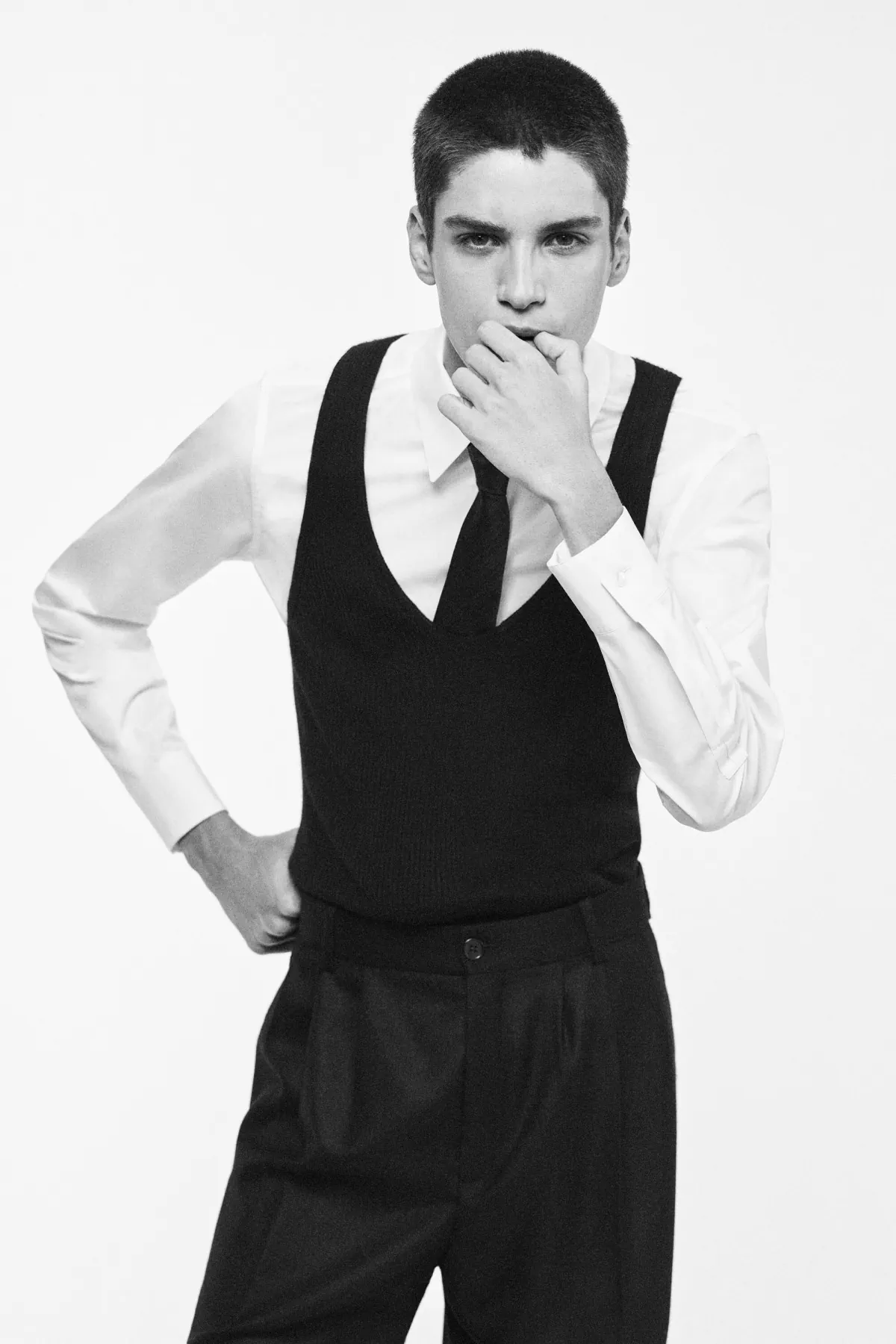 SAINT LAURENT Printemps 2025 réinterprète les classiques de la mode masculine avec une touche de modernité