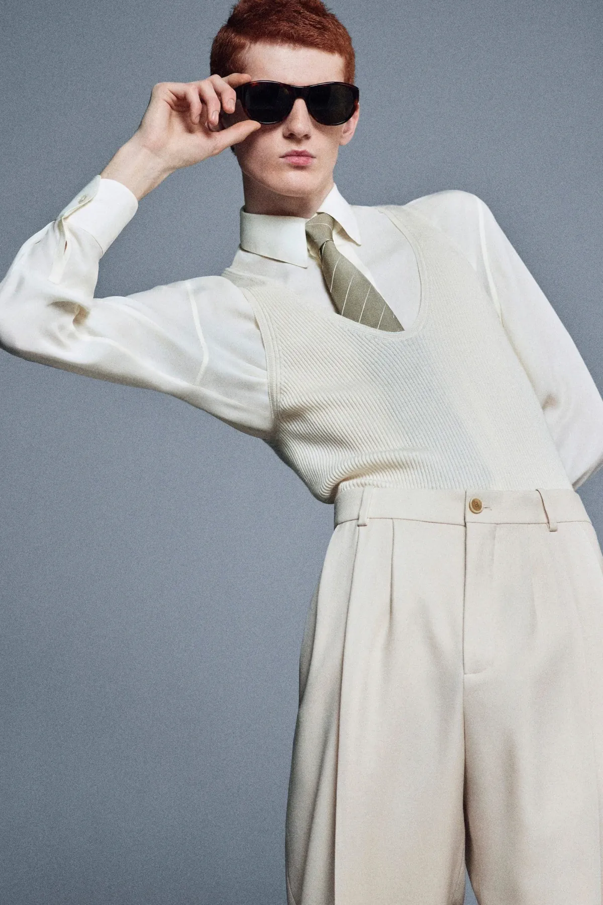 SAINT LAURENT Printemps 2025 réinterprète les classiques de la mode masculine avec une touche de modernité