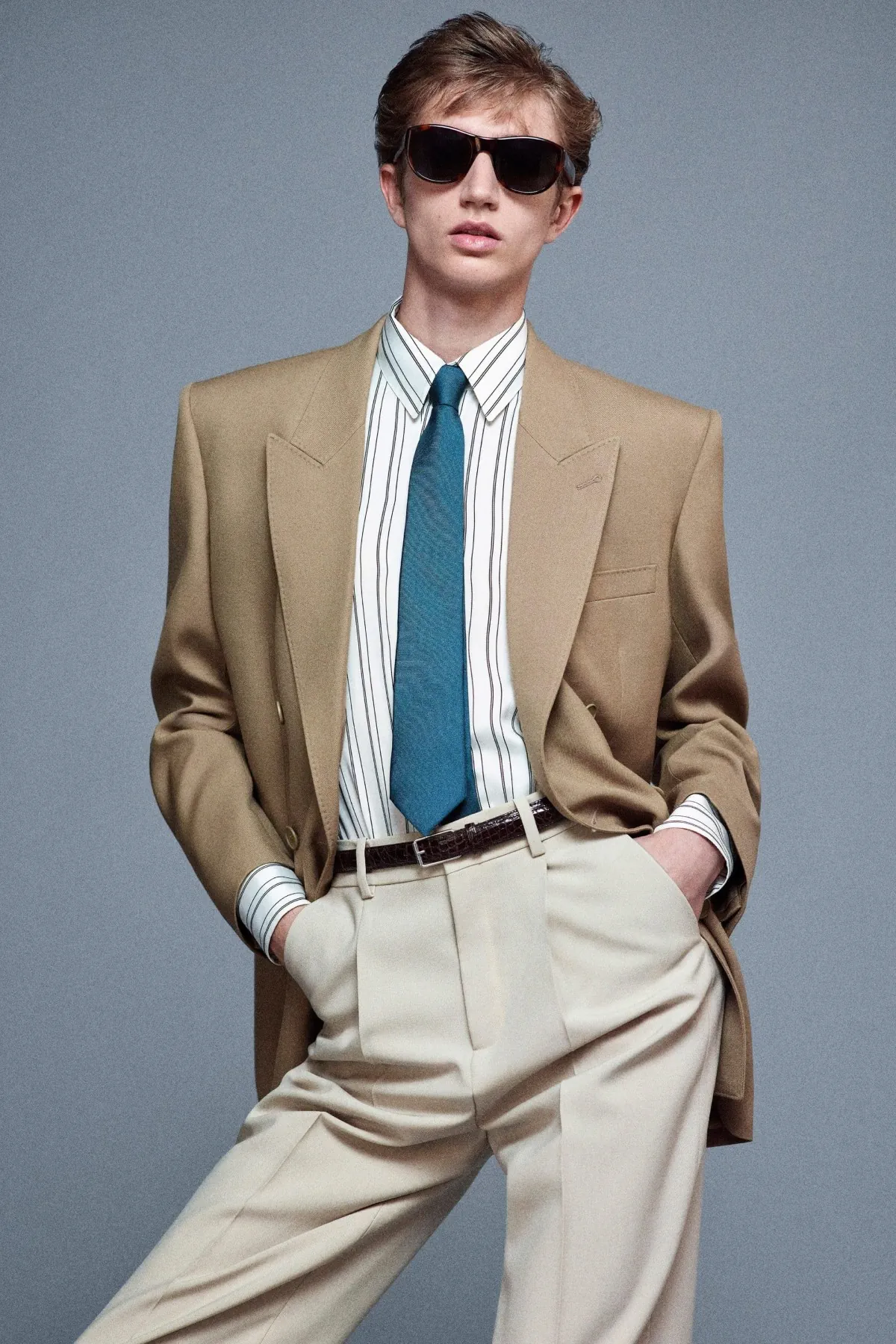 SAINT LAURENT Printemps 2025 réinterprète les classiques de la mode masculine avec une touche de modernité