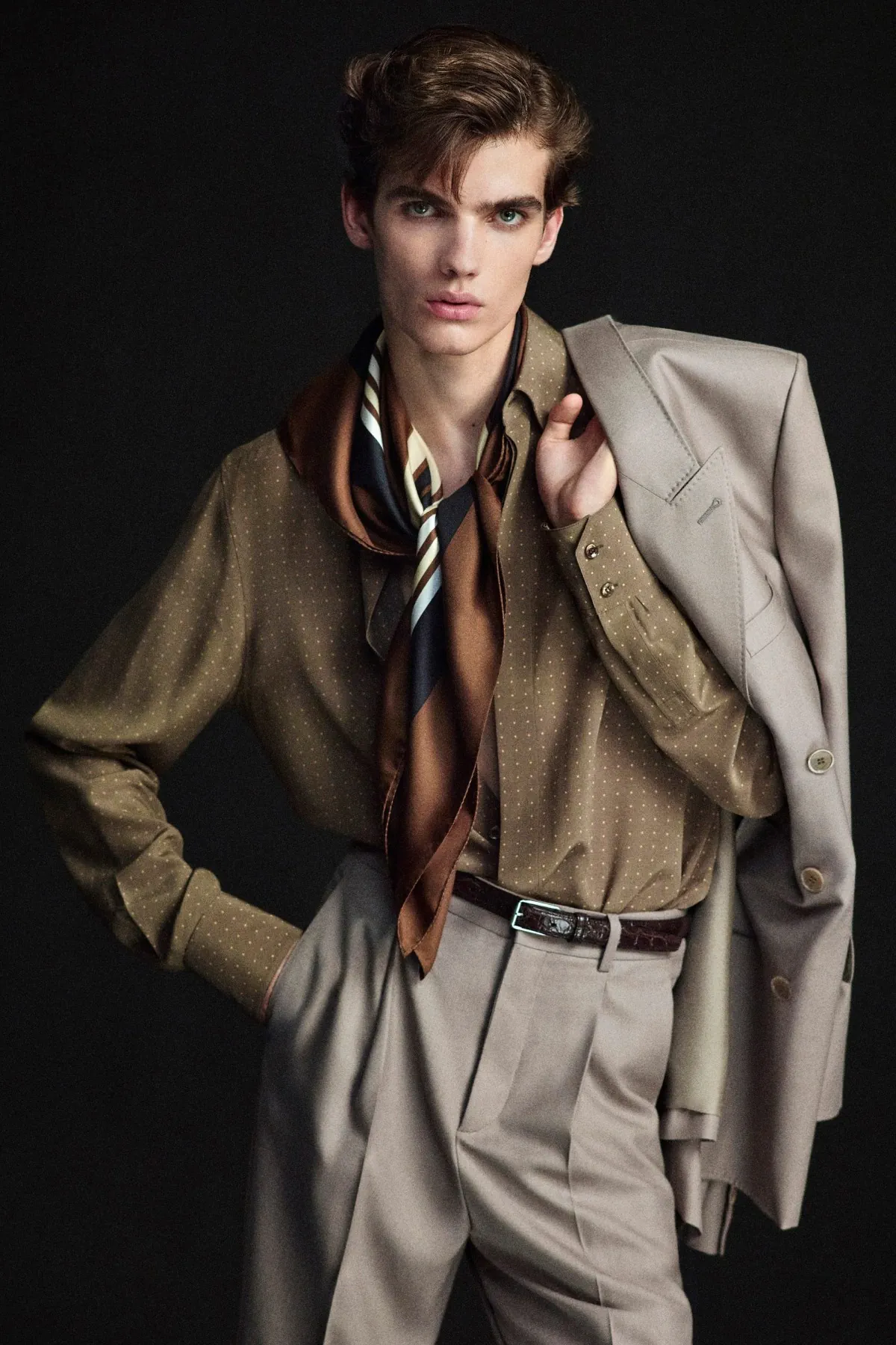 SAINT LAURENT Printemps 2025 réinterprète les classiques de la mode masculine avec une touche de modernité