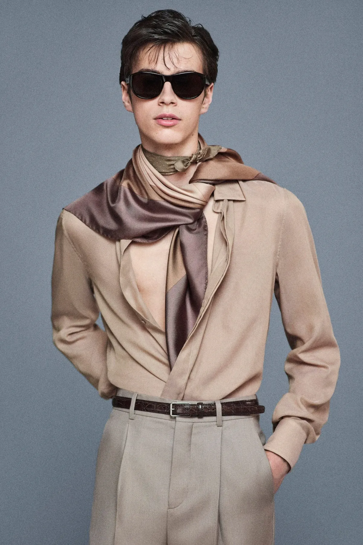 SAINT LAURENT Printemps 2025 réinterprète les classiques de la mode masculine avec une touche de modernité