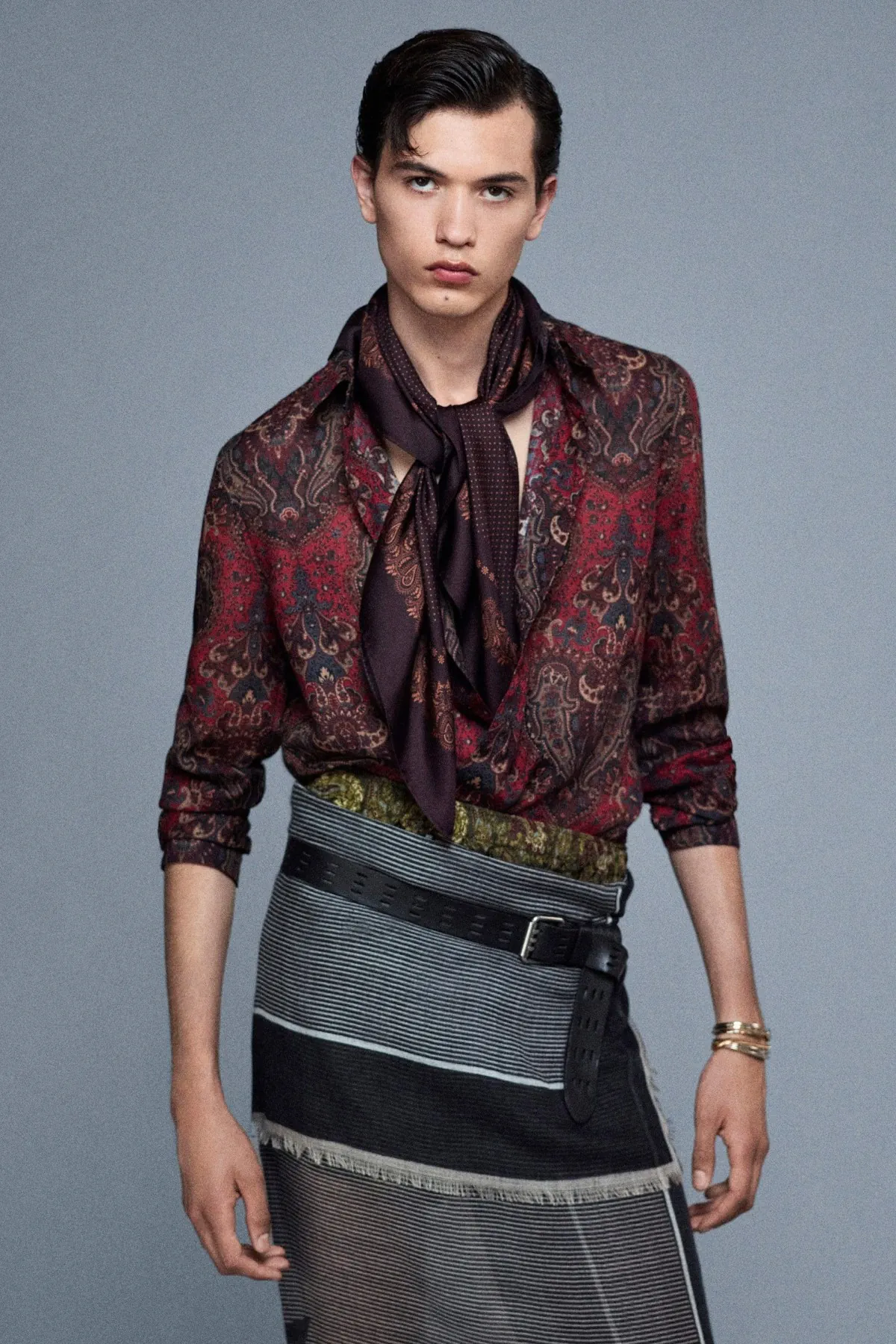 SAINT LAURENT Printemps 2025 réinterprète les classiques de la mode masculine avec une touche de modernité