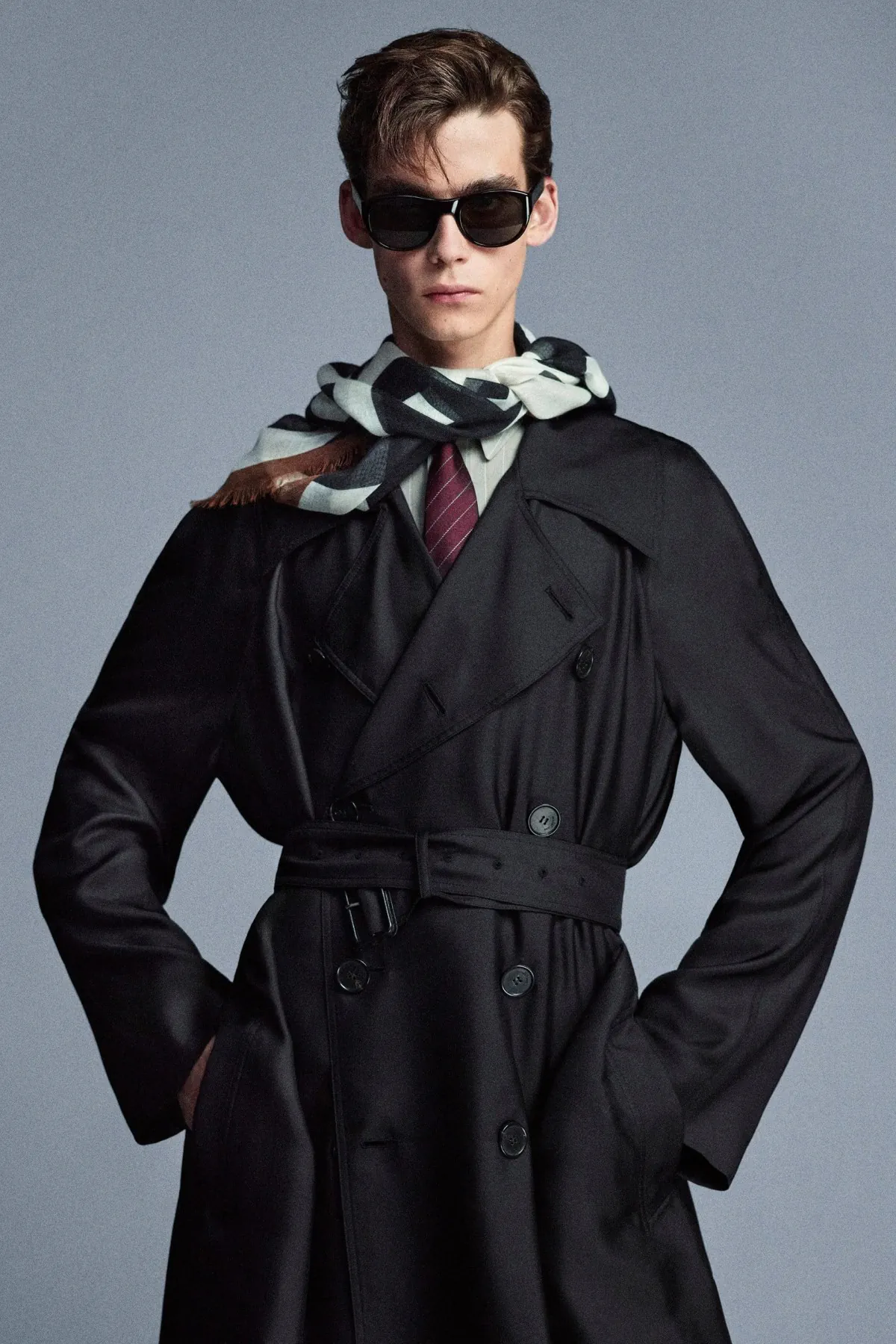 SAINT LAURENT Printemps 2025 réinterprète les classiques de la mode masculine avec une touche de modernité