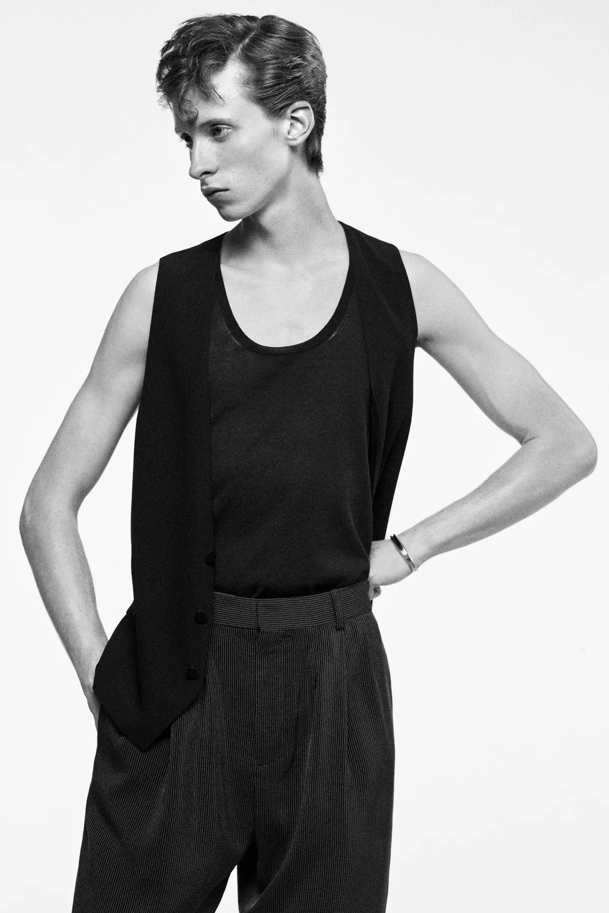 SAINT LAURENT Printemps 2025 réinterprète les classiques de la mode masculine avec une touche de modernité