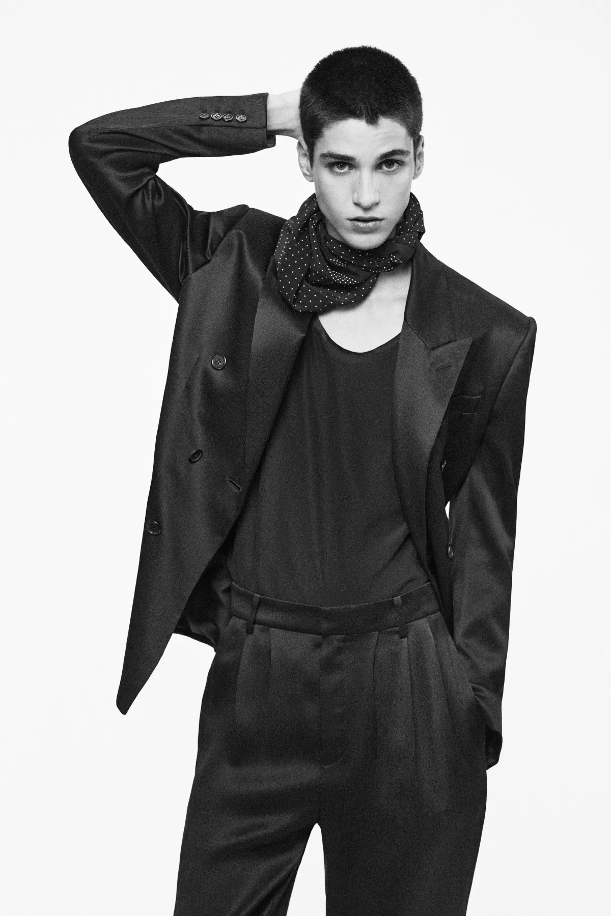 SAINT LAURENT Printemps 2025 réinterprète les classiques de la mode masculine avec une touche de modernité