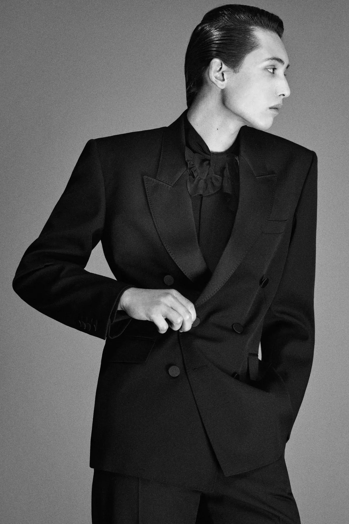 SAINT LAURENT Printemps 2025 réinterprète les classiques de la mode masculine avec une touche de modernité