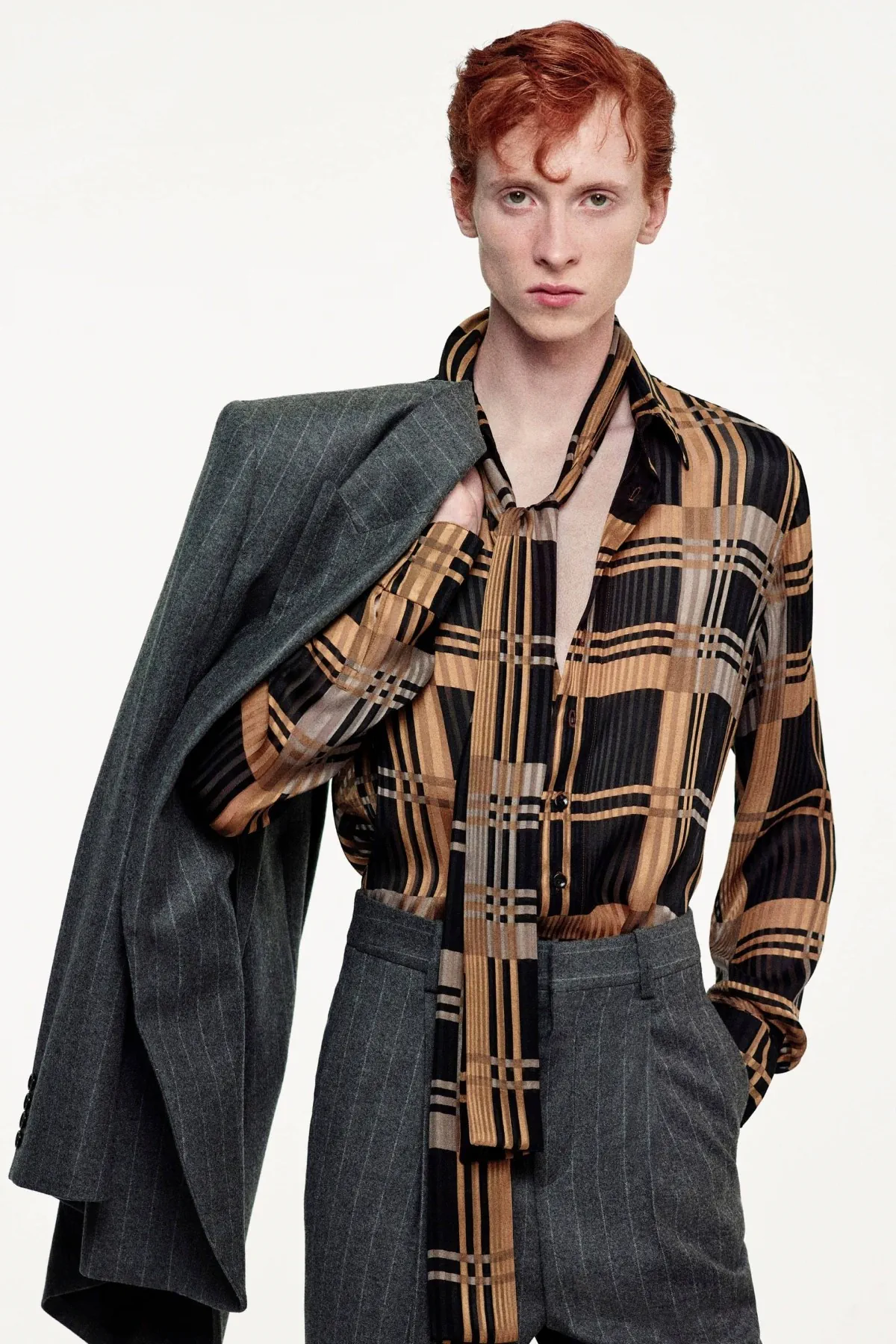 SAINT LAURENT Printemps 2025 réinterprète les classiques de la mode masculine avec une touche de modernité