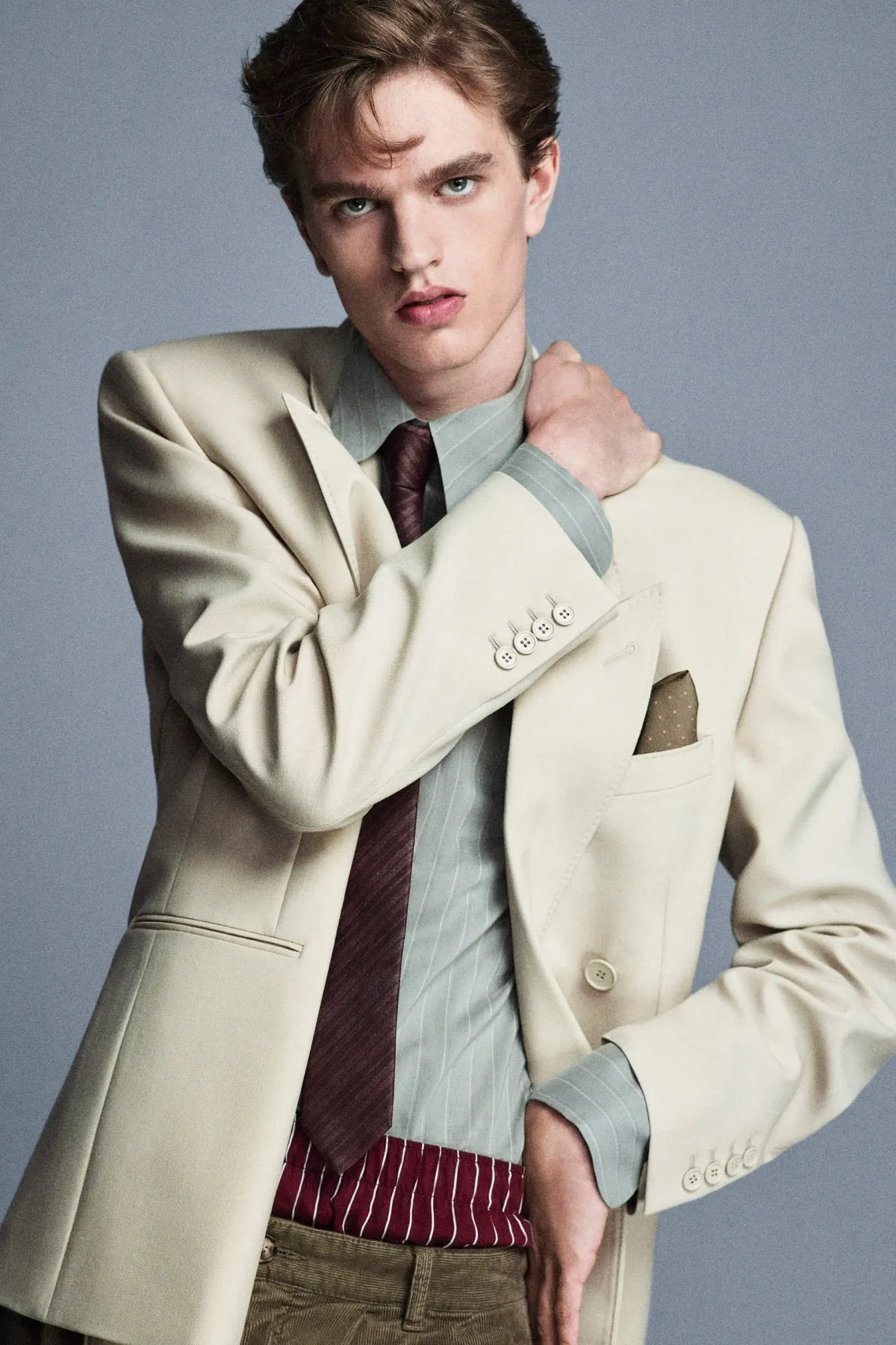 SAINT LAURENT Printemps 2025 réinterprète les classiques de la mode masculine avec une touche de modernité