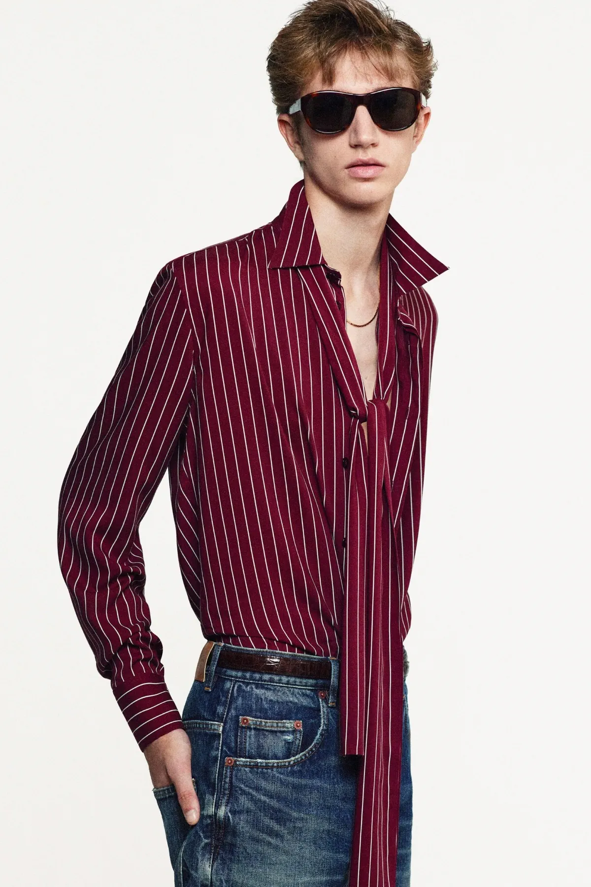 SAINT LAURENT Printemps 2025 réinterprète les classiques de la mode masculine avec une touche de modernité