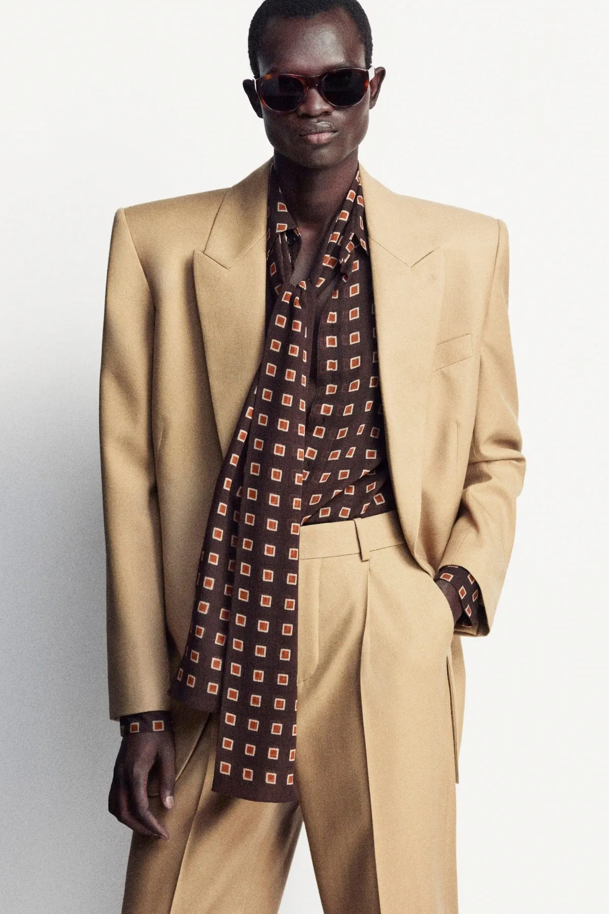 SAINT LAURENT Printemps 2025 réinterprète les classiques de la mode masculine avec une touche de modernité