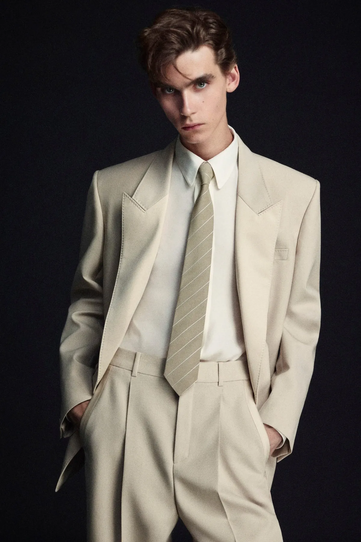 SAINT LAURENT Printemps 2025 réinterprète les classiques de la mode masculine avec une touche de modernité