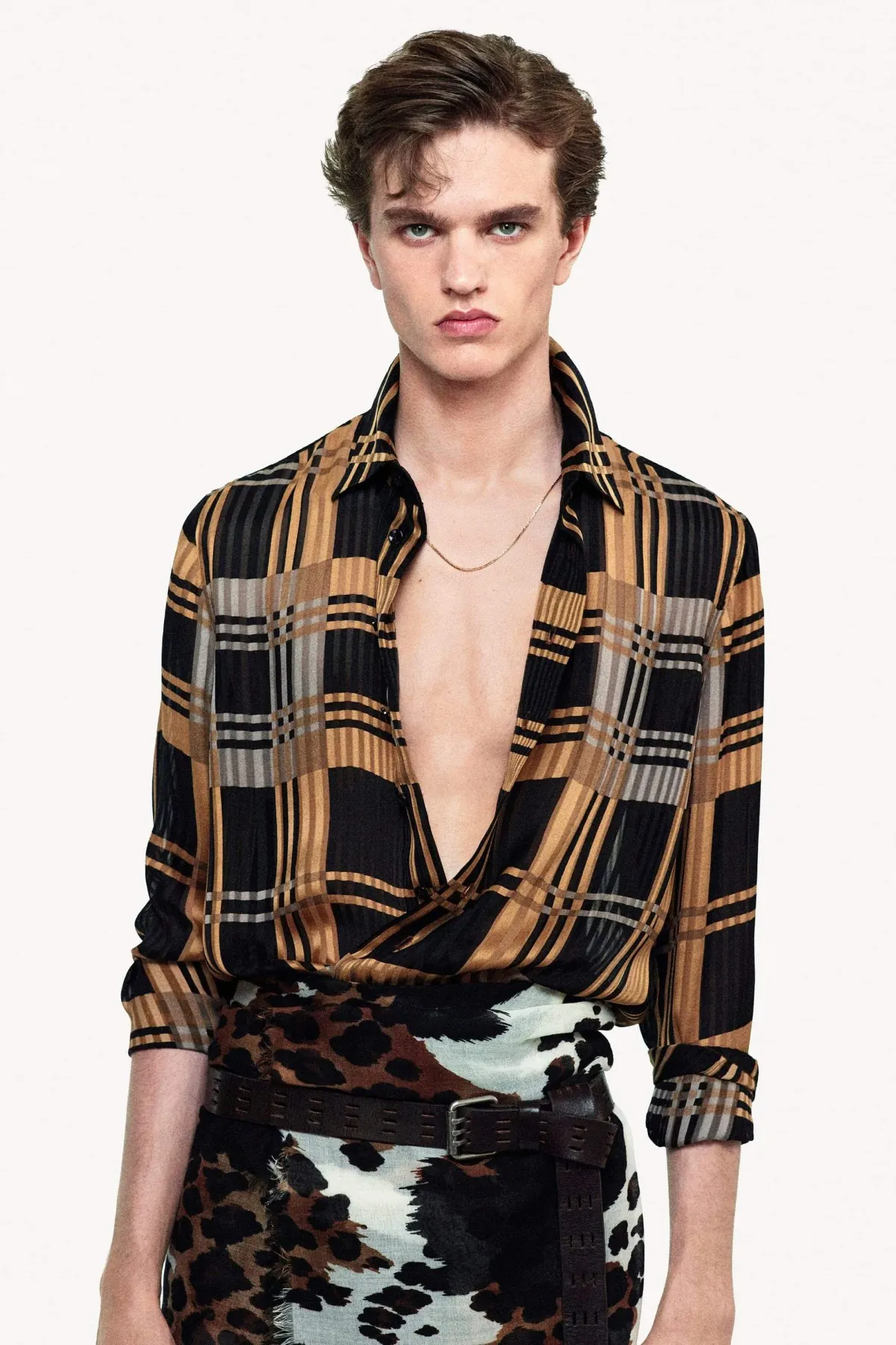 SAINT LAURENT Printemps 2025 réinterprète les classiques de la mode masculine avec une touche de modernité