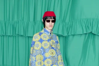 Alessandro Michele redéfinit l'élégance pour la collection Valentino Pré-Automne 2025