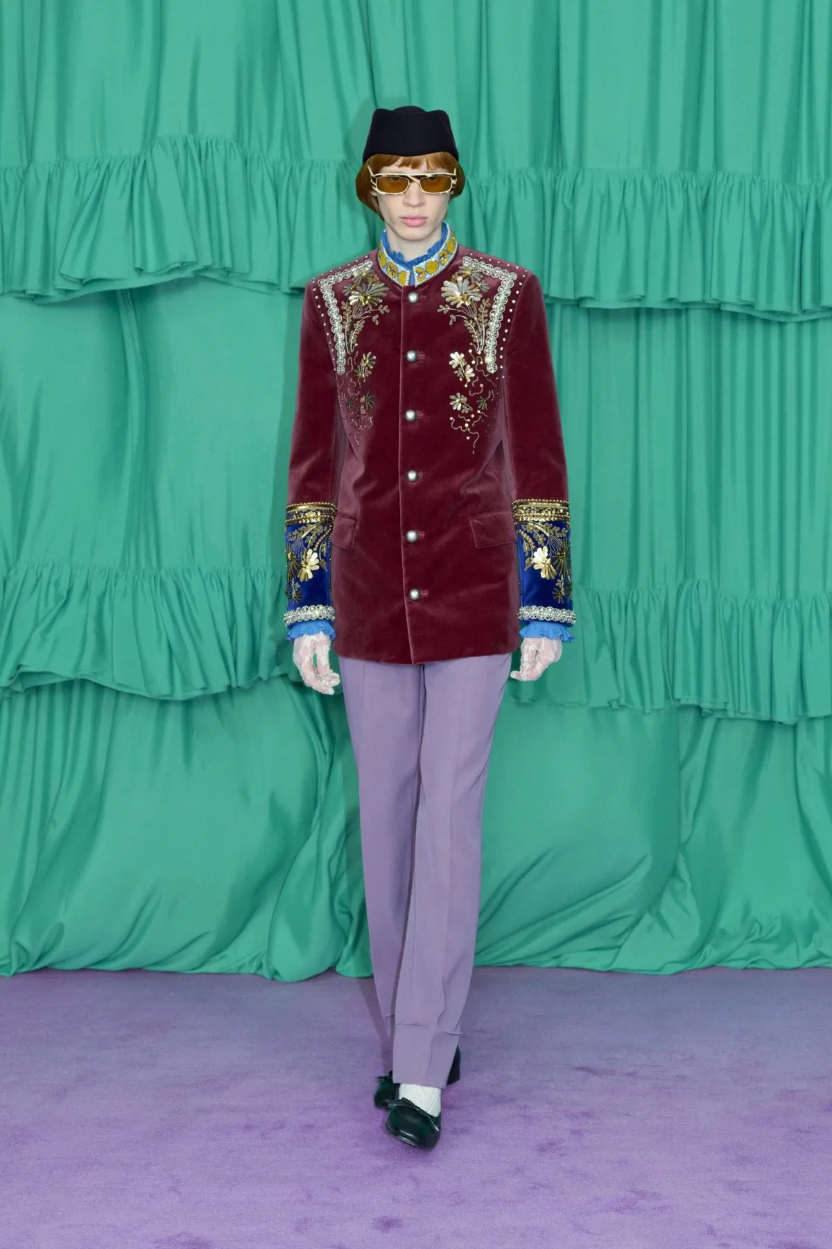 Alessandro Michele redéfinit l'élégance pour la collection Valentino Pré-Automne 2025