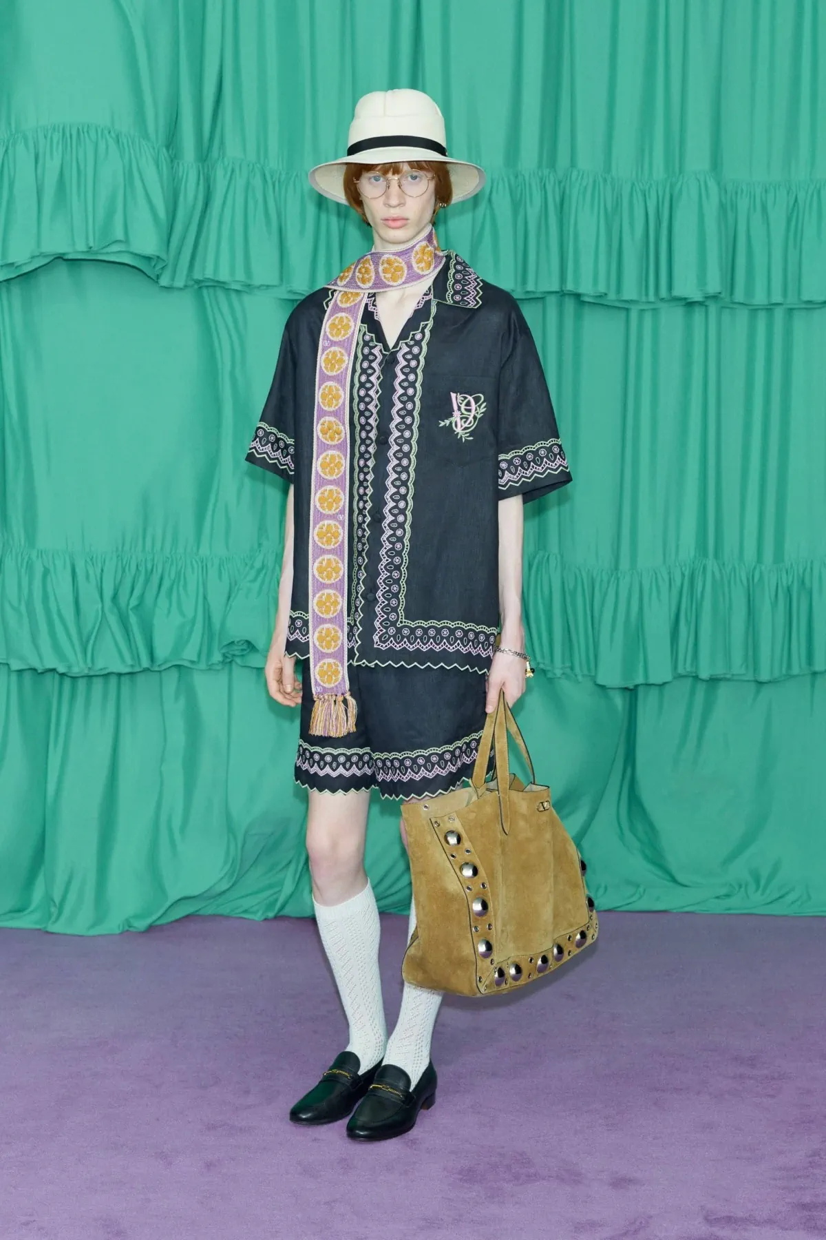 Alessandro Michele redéfinit l'élégance pour la collection Valentino Pré-Automne 2025