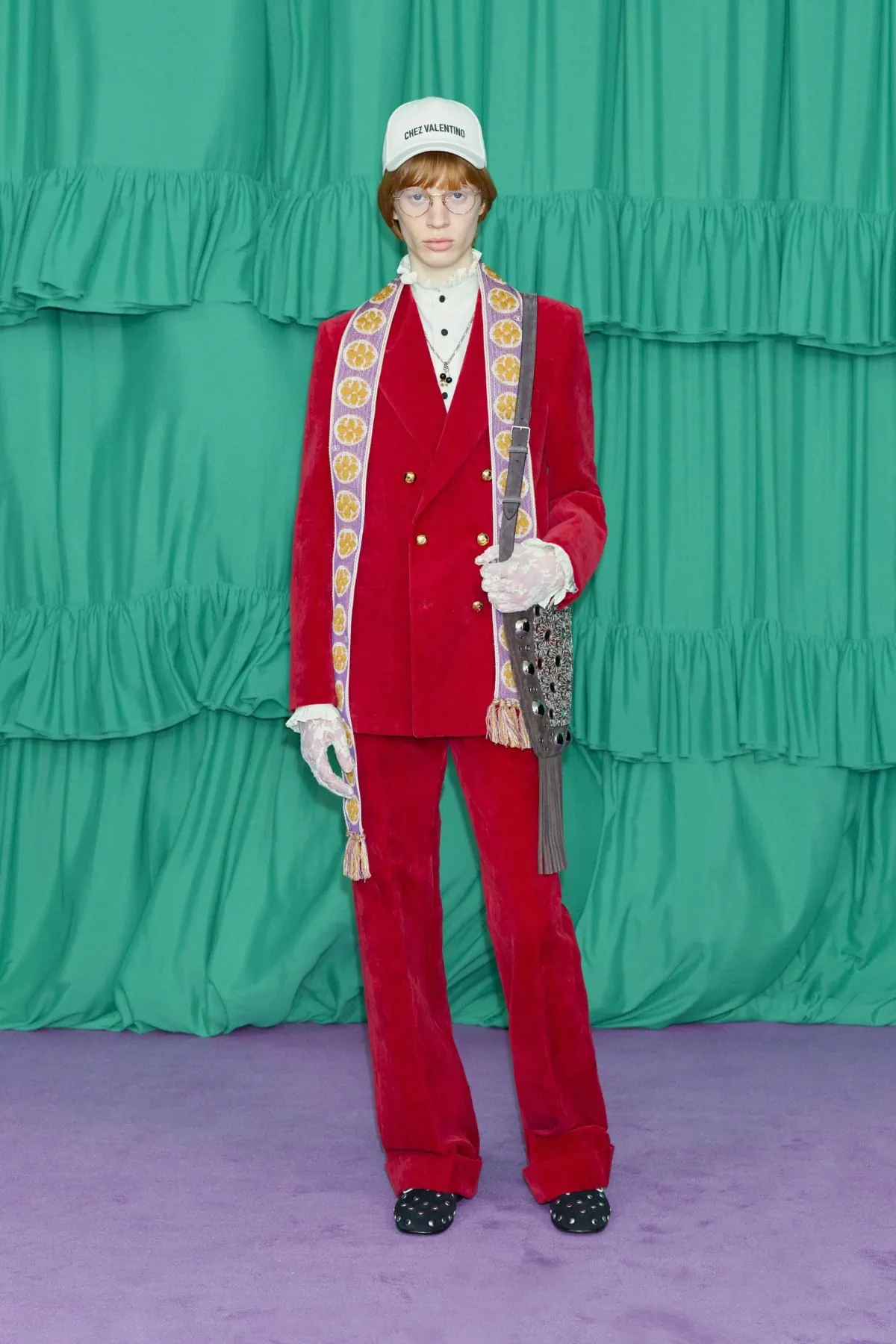 Alessandro Michele redéfinit l'élégance pour la collection Valentino Pré-Automne 2025