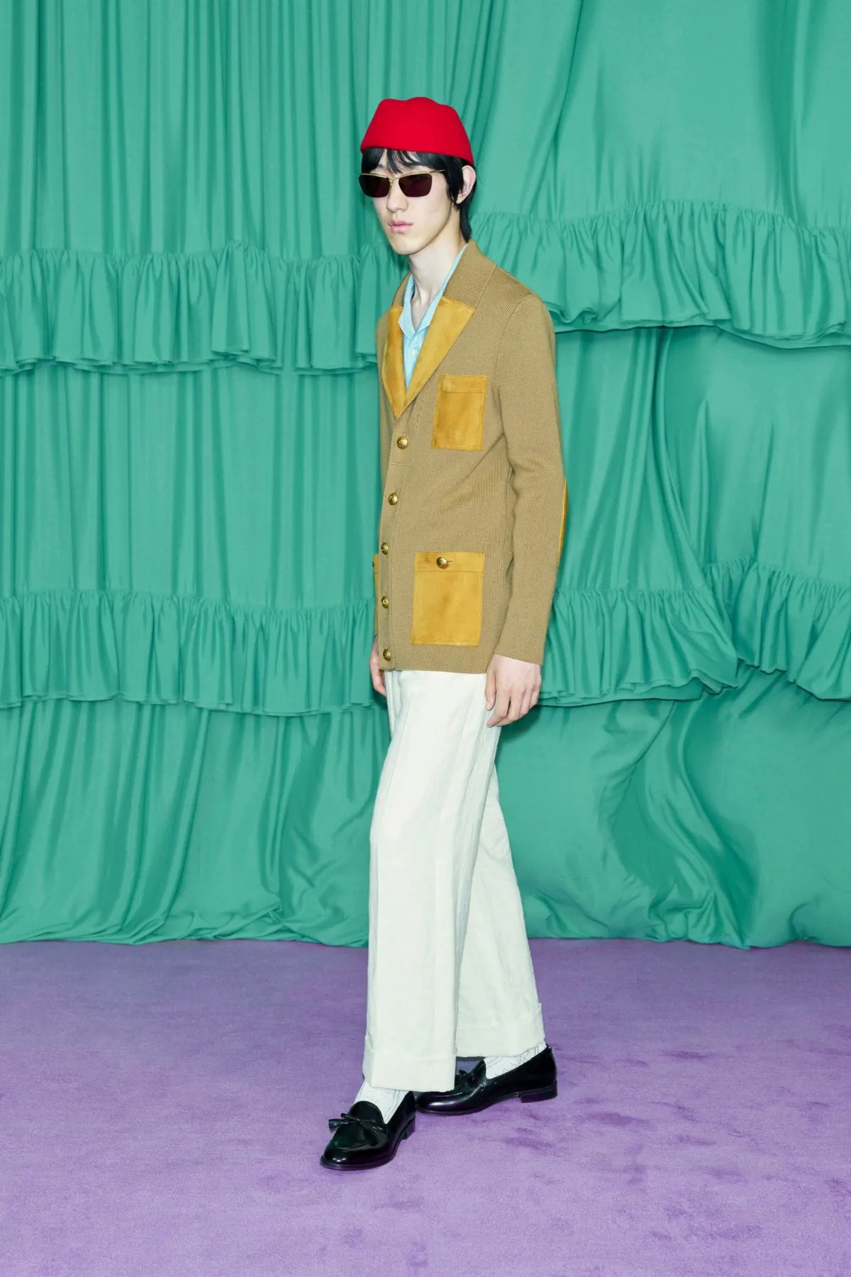 Alessandro Michele redéfinit l'élégance pour la collection Valentino Pré-Automne 2025