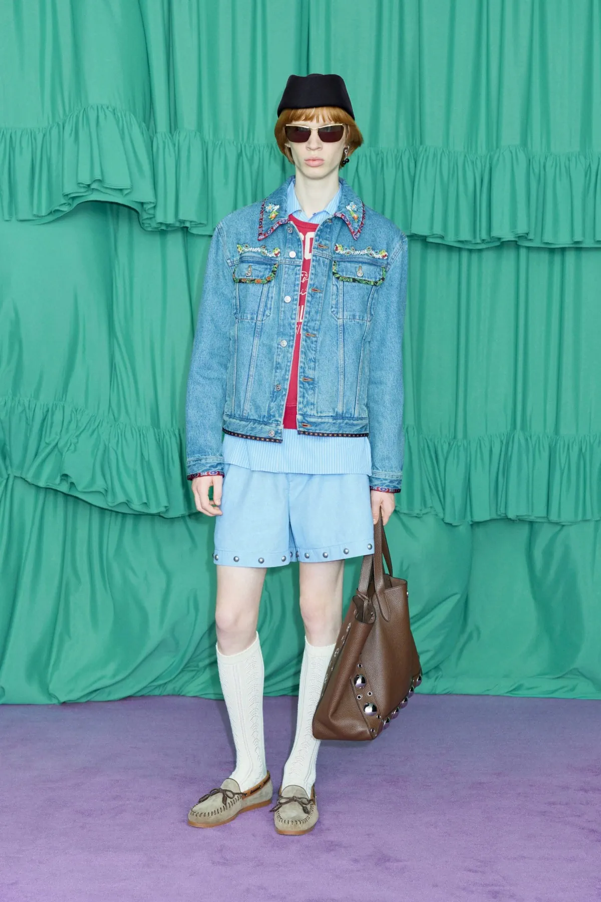 Alessandro Michele redéfinit l'élégance pour la collection Valentino Pré-Automne 2025
