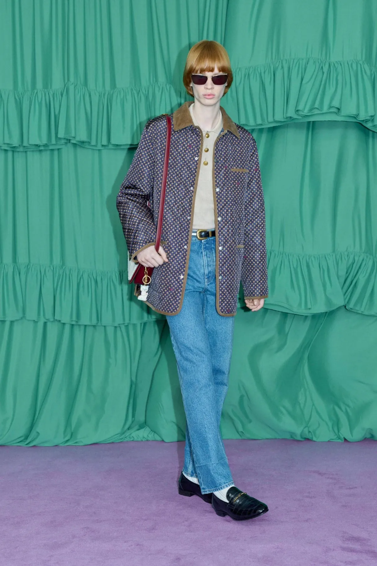 Alessandro Michele redéfinit l'élégance pour la collection Valentino Pré-Automne 2025