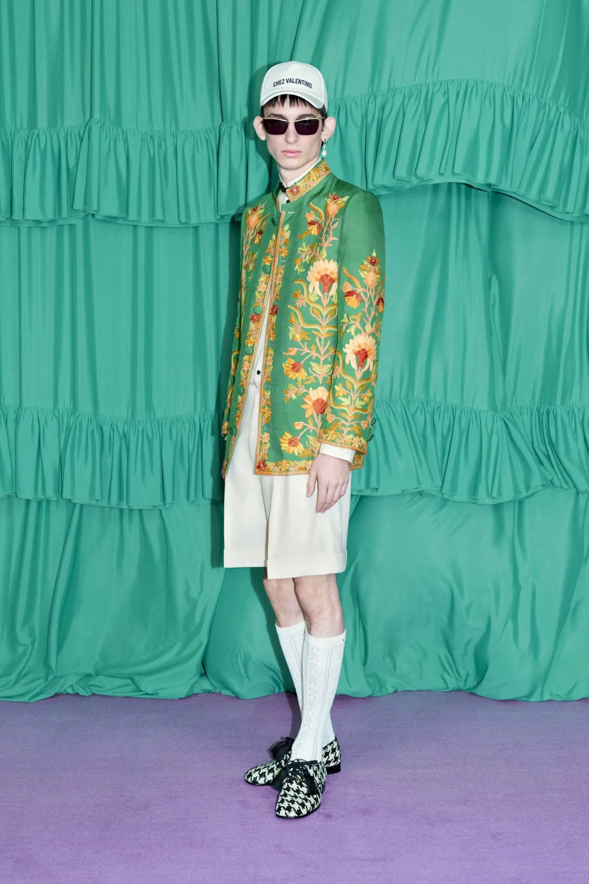 Alessandro Michele redéfinit l'élégance pour la collection Valentino Pré-Automne 2025