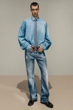 La collection Automne 2025 d’Acne Studios réimagine la masculinité moderne avec une précision ludique