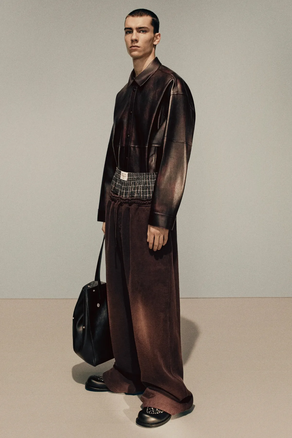 La collection Automne 2025 d’Acne Studios réimagine la masculinité moderne avec une précision ludique