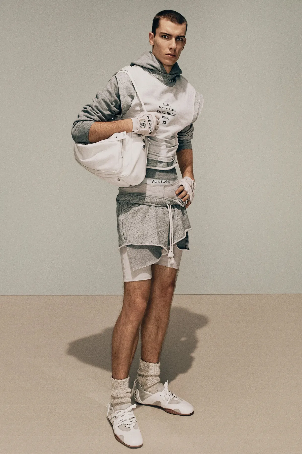 La collection Automne 2025 d’Acne Studios réimagine la masculinité moderne avec une précision ludique
