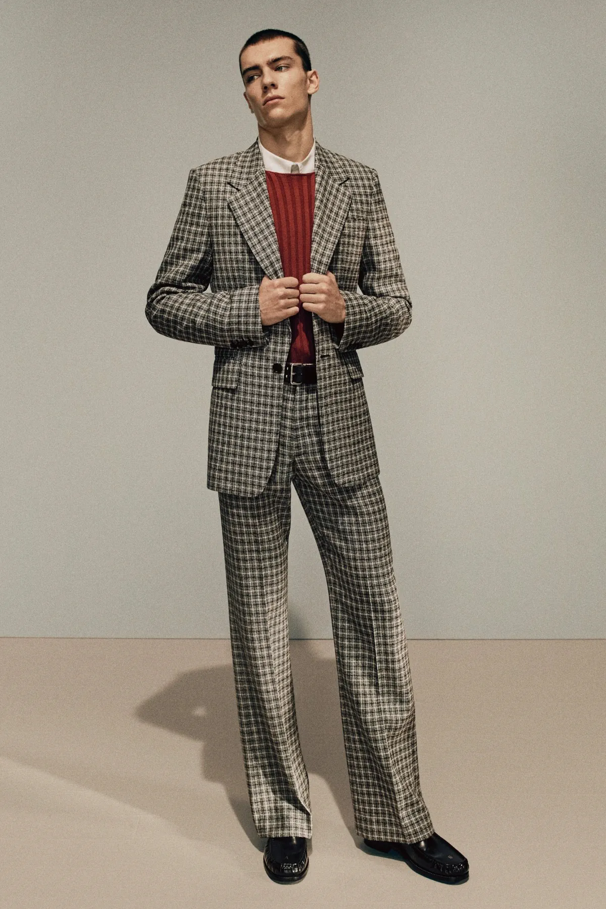 La collection Automne 2025 d’Acne Studios réimagine la masculinité moderne avec une précision ludique