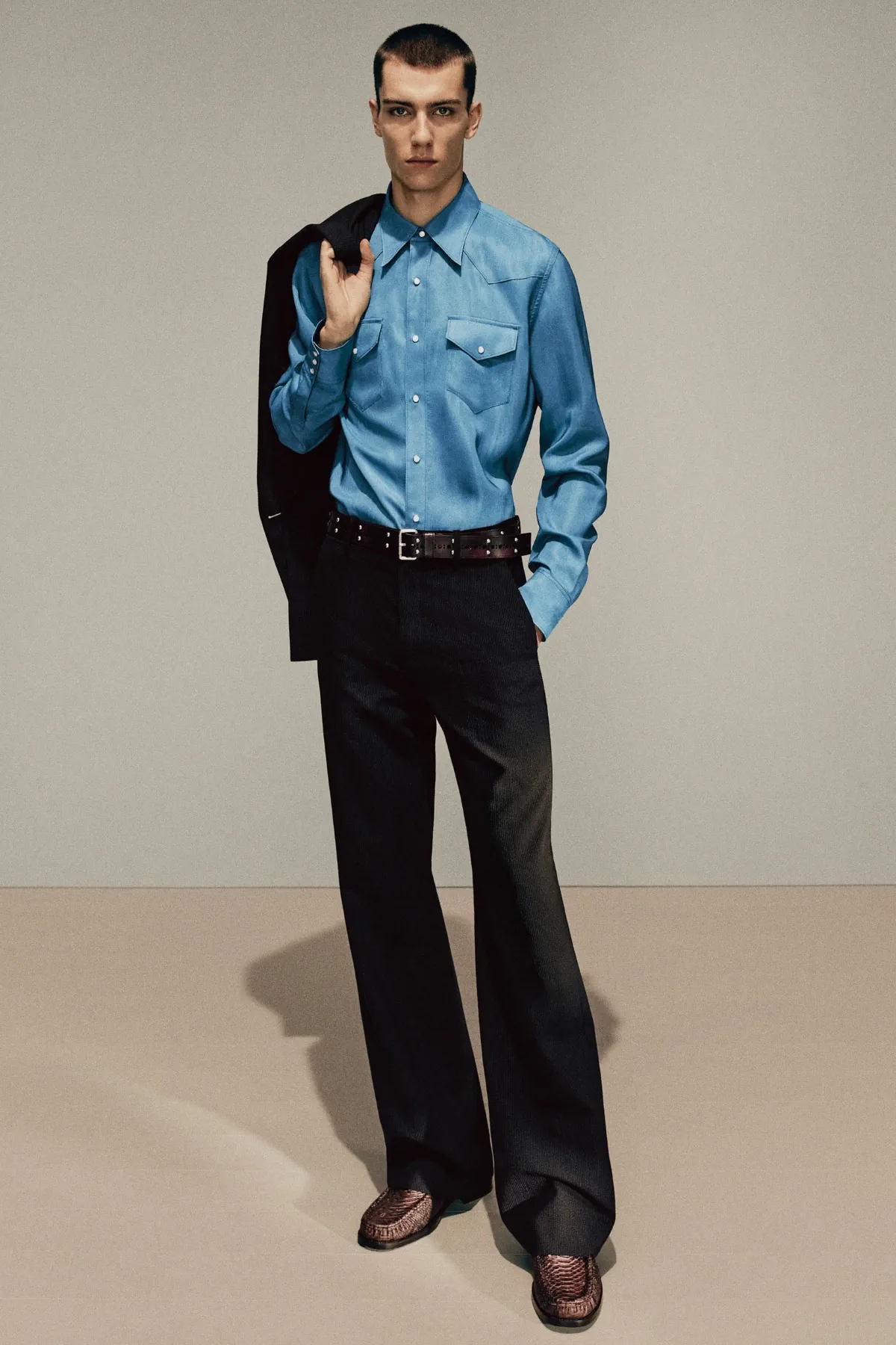 La collection Automne 2025 d’Acne Studios réimagine la masculinité moderne avec une précision ludique