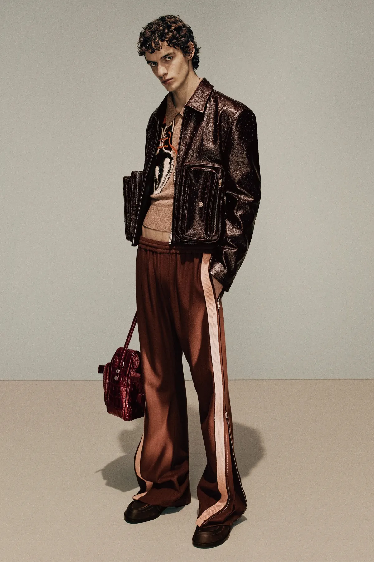 La collection Automne 2025 d’Acne Studios réimagine la masculinité moderne avec une précision ludique