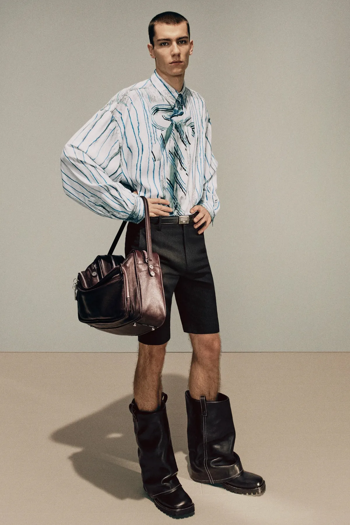 La collection Automne 2025 d’Acne Studios réimagine la masculinité moderne avec une précision ludique