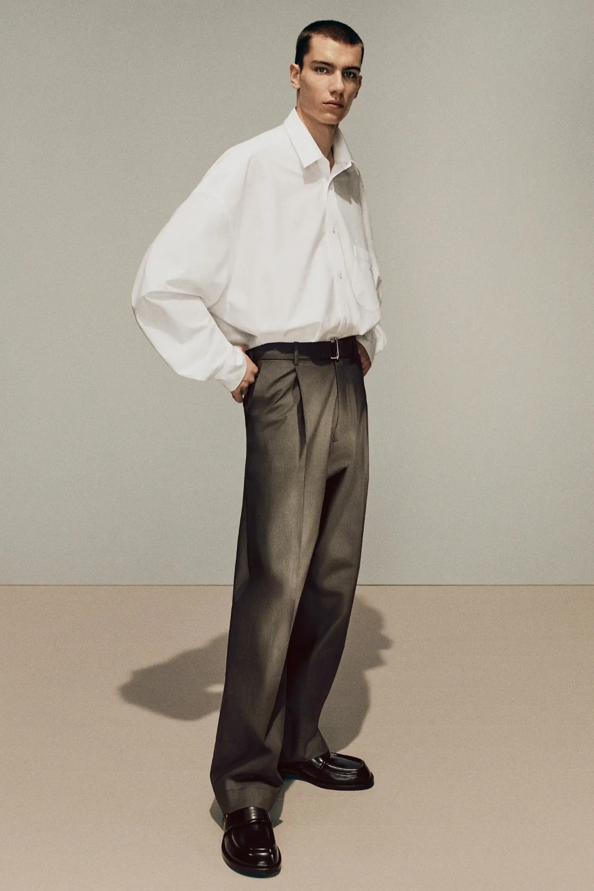La collection Automne 2025 d’Acne Studios réimagine la masculinité moderne avec une précision ludique