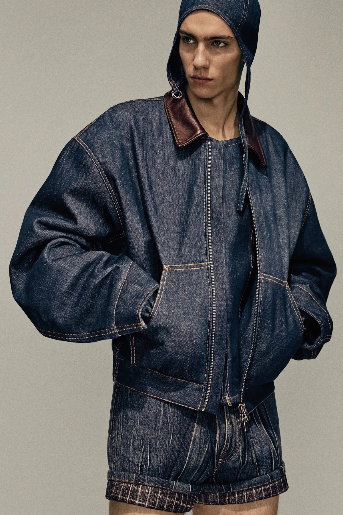La collection Automne 2025 d’Acne Studios réimagine la masculinité moderne avec une précision ludique