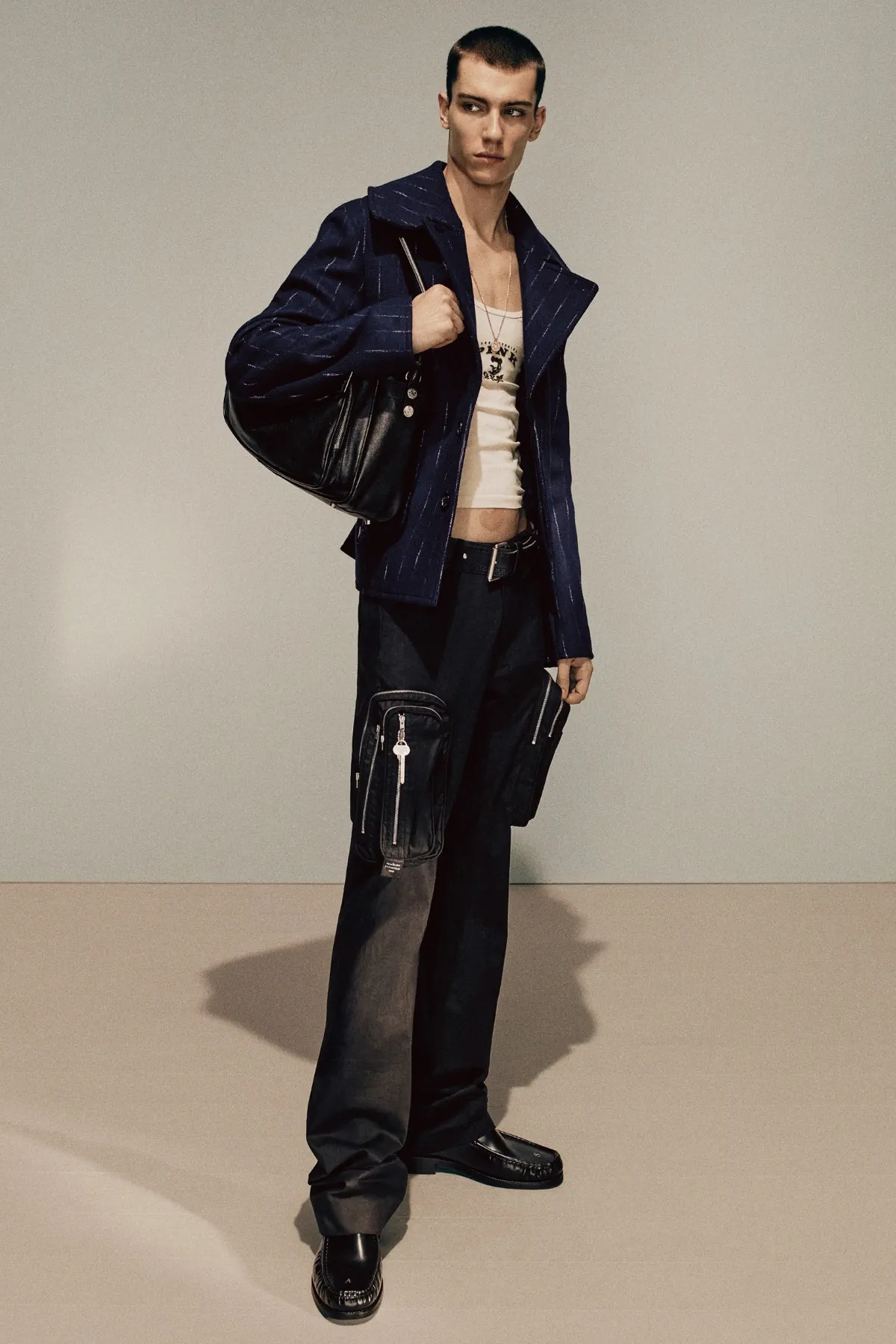 La collection Automne 2025 d’Acne Studios réimagine la masculinité moderne avec une précision ludique