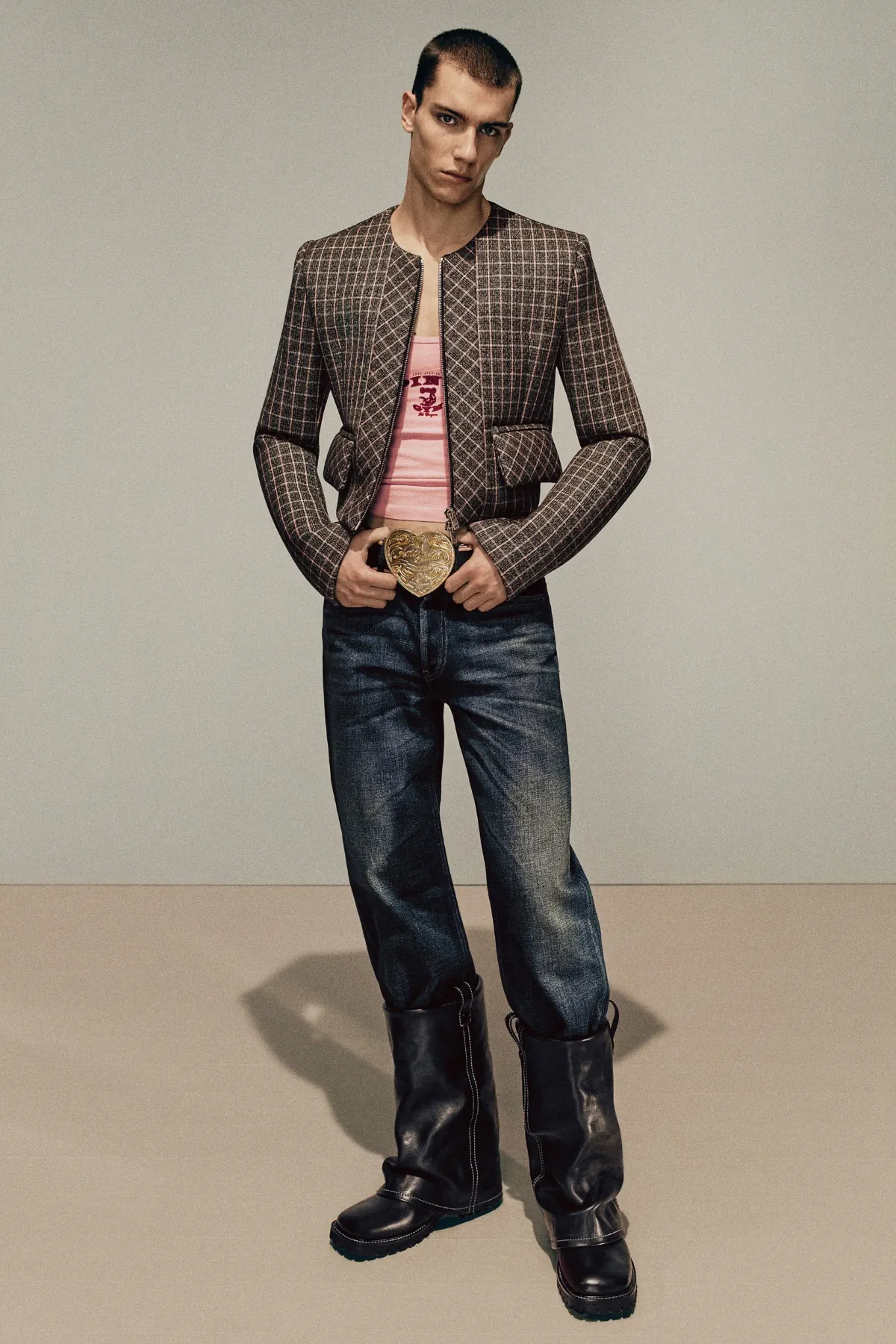 La collection Automne 2025 d’Acne Studios réimagine la masculinité moderne avec une précision ludique