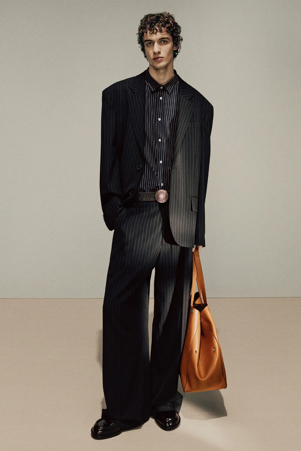 La collection Automne 2025 d’Acne Studios réimagine la masculinité moderne avec une précision ludique